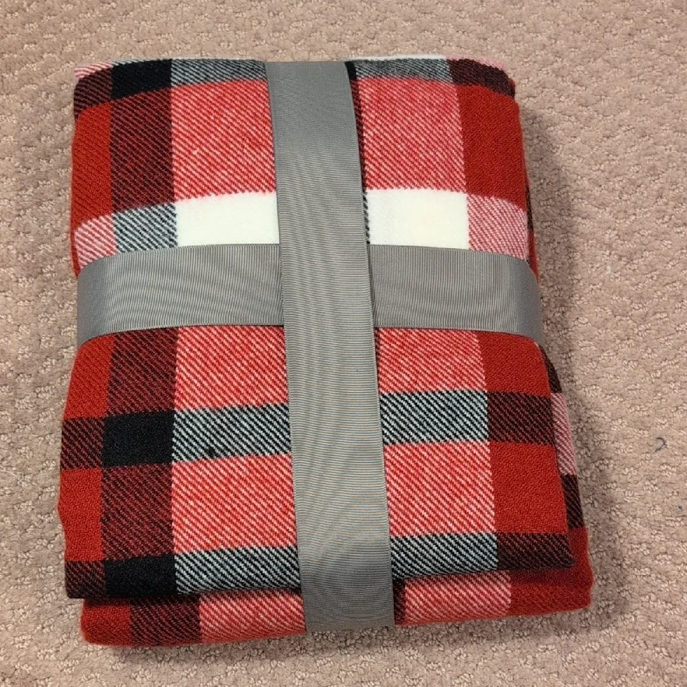 Black And Red Plaid Throw Blanket NWT
